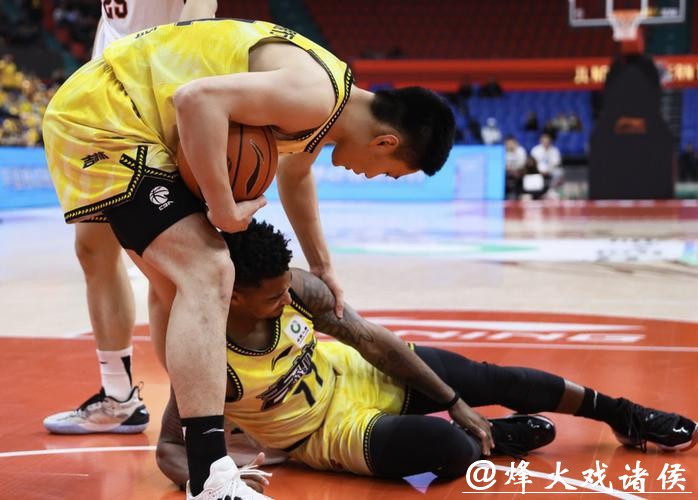 吉林男篮遭遇广东男篮惨烈失利 威尔逊苦战独得35分无奈回天乏力